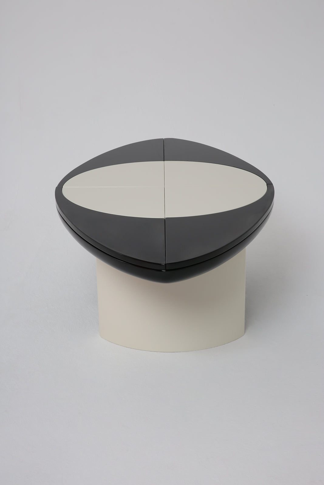 Mesa Lacada Blanco y Negro Black and White Lacquered Table